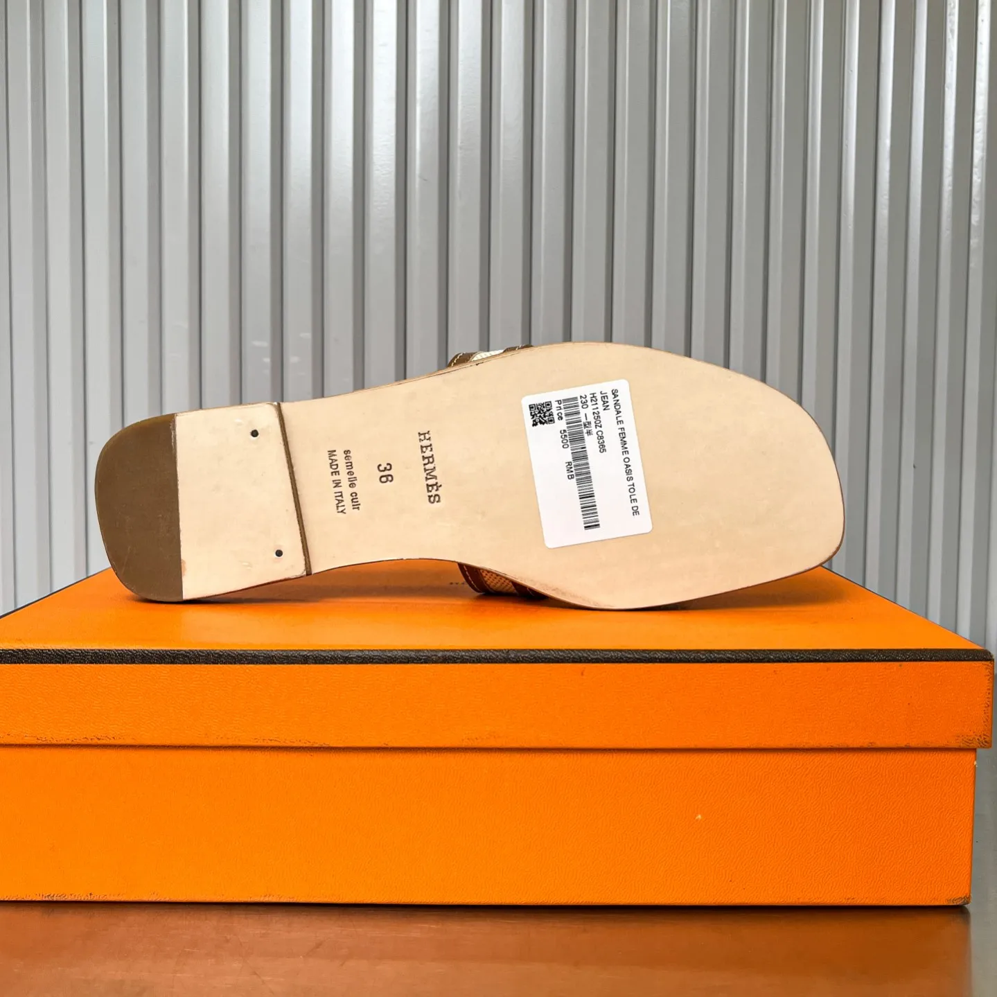 👟👟Ex-factory price 480👟👟 New style in early spring, splicing technology, new revision (Hermès), upgraded packaging, upgraded version and workmanship materials. Hermes®🔴The highest version of handmade shoes on the market ✨✨ Top product Hermès slippers🐎 —————————— The new model in early spring is the same as the original version, handmade by masters! ❥High-end customization, exclusive products, the highest version in the industry⚠❥Using: Hermers upper: Italian imported cowhide + original custom-grade Australian sheepskin feet + genuine leather outsole (pursuing top walking comfort) ✨~~〰〰〰〰❥ Packaging: ✔🚦Pay attention to the packaging➰Top-level exclusive box 〰The original top quality is on sale━━━━Hermes━━━━━ size: 35-40 (34.41.42 custom-made, non-refundable)
